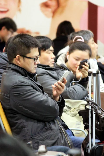 Пассажиры Используют Свои Смартфоны Серфинга Интернете Ожидая Железнодорожной Станции Нанкине — стоковое фото