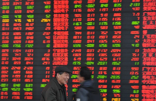 Китайські Інвестори Посміхнутися Вони Говорити Перед Екраном Відображення Цін Акцій — стокове фото
