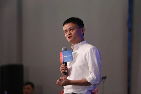 2015年6月4日 阿里巴巴集团董事长马云在中国上海举行的阿里巴巴与Smg Cbn 中国商业新闻 Smg Cbn 的合作协议签字仪式上致辞 — 图库照片