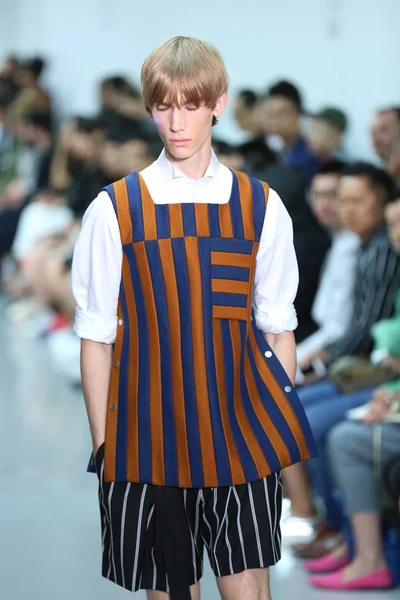 Modell Visar Skapelse Sean Suen Modevisning London Herrarnas Mode Vecka — Stockfoto