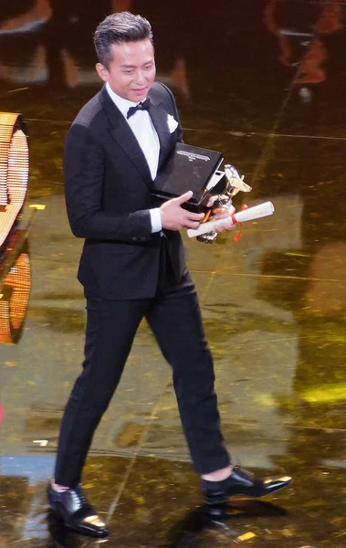 Chinese Actor Deng Chao Holds His Trophy Winning Best Actor — Stock Photo, Image