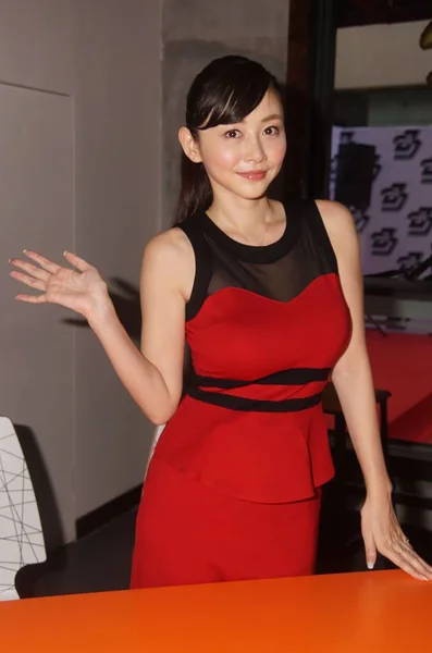 日本女星安里 苏吉哈拉出席2015年10月25日在中国上海举行的明星卡店开幕式 — 图库照片
