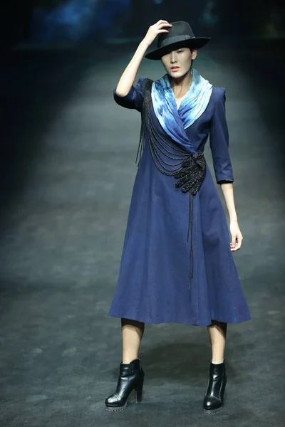 モデルは 2015 中国の北京で中国ロンドンファッションウィークの春 2016 年の間に中国デザイナー李娜 Merisis ファッションショーで新しい創造を表示します — ストック写真