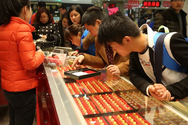 Clientes Chineses Compram Ornamentos Ouro Uma Joalharia Cidade Xuchang Província — Fotografia de Stock