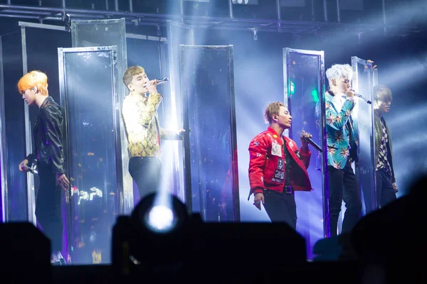 Miembros Del Grupo Chicos Surcoreanos Bigbang Tocan Durante Concierto Made — Foto de Stock