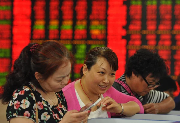 Chinese Investeerders Glimlachen Als Kijken Naar Prijzen Van Aandelen Rood — Stockfoto