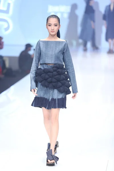 モデルは 2015 中国の北京で中国ロンドンファッションウィークの春 2016 年中に第 Jeanswest ファッション賞のファッションショーで新しい創造を表示します — ストック写真