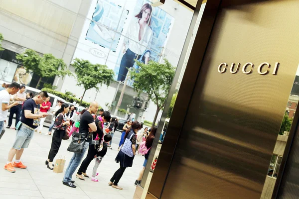 Los Clientes Chinos Hacen Cola Fuera Una Boutique Moda Gucci — Foto de Stock