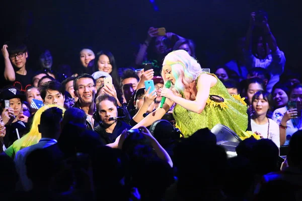 アメリカの歌手ケイティ ペリーが 2015 日の彼女 プリズム世界ツアー 上海市に上海コンサートで実行します — ストック写真