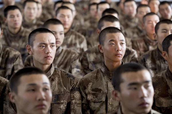 Post 95S Armii Rekrutów Uczęszcza Lekcji Podczas Sesji Treningowej Baraku — Zdjęcie stockowe