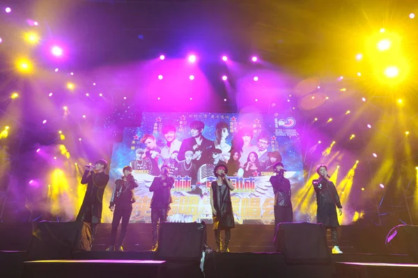 Члены Южнокорейской Бойз Группы Fameus Выступают Концерте Корейских Звезд Городе — стоковое фото