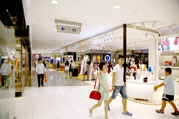 Toko Berjalan Melewati Warung Dan Toko Super Brand Mall Lujiazui — Stok Foto