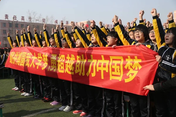 Молодые Китайские Студенты Скандируют Лозунги Время Массового Митинга Подготовке Предстоящему — стоковое фото
