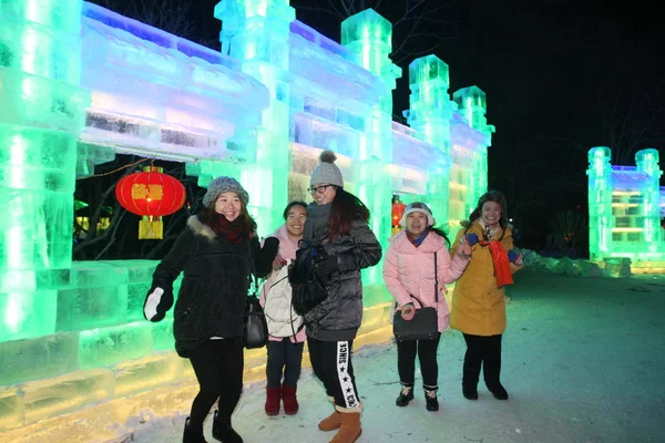 Lidé Navštěvují Ledové Sochy Před 42Nd Harbin Mezinárodní Festival Ledu — Stock fotografie