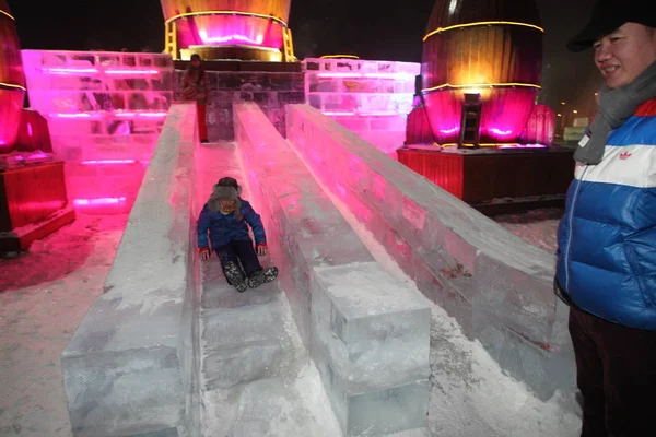 Visitor Tries Out Ice Slide Ahead 32Nd Harbin International Ice — Stock Photo, Image