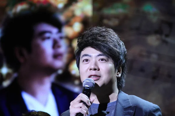 2015年2月12日 中国钢琴家郎朗在中国天津的公共大师班上发表讲话 — 图库照片
