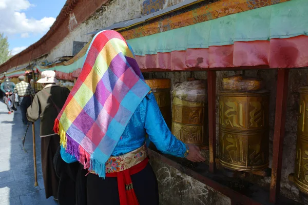 Woman Dressed Tibetan Costume Spins Prayer Wheels Potala Palace Lhasa — Stock Photo, Image