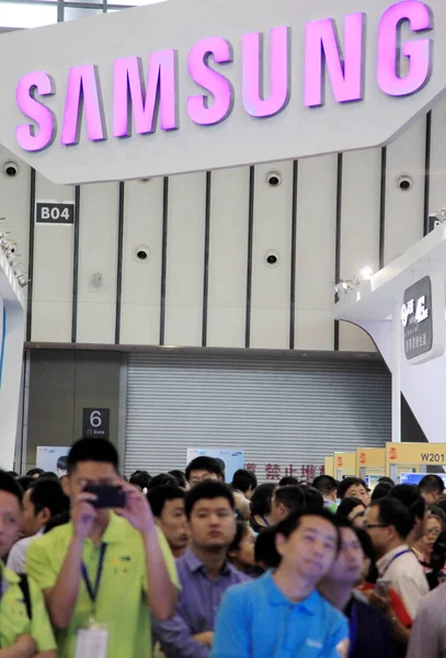 Visiteurs Foule Stand Samsung Lors Une Exposition Dans Ville Nanjing — Photo