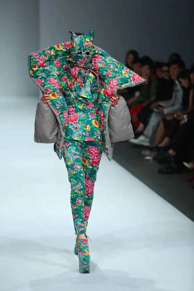 Modell Visar Skapelse Kinesiska Modedesigner Sheguang Sheguang Modevisning Kina Mode — Stockfoto
