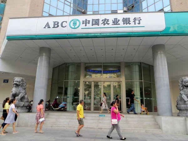 2015年8月28日 中国人从中国中部湖北省宜昌市 Abc 中国农业银行 的一家分行经过 — 图库照片