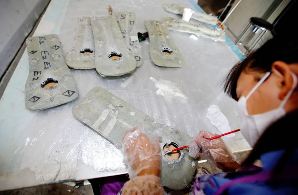 Женщина Китаянка Обрабатывает Компоненты Беспилотных Летательных Аппаратов Беспилотных Летательных Аппаратов — стоковое фото