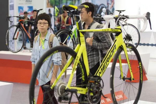 Des Visiteurs Passent Devant Des Vélos Exposés Lors Salon Asia — Photo