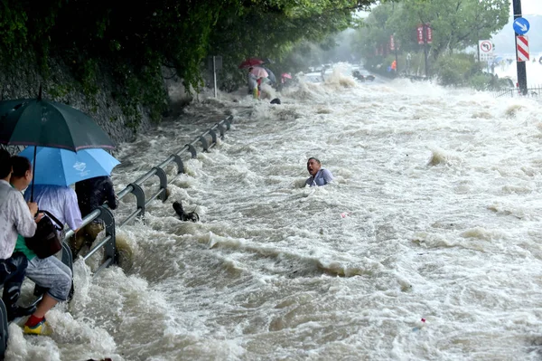 Chinese Man Washed Away Tidal Bores Surging Bank Qiantang River — Stock Photo, Image