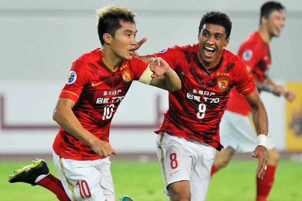 Zheng Zhi Verliet Van Guangzhou Evergrande Viert Met Teamgenoot Bezerra — Stockfoto