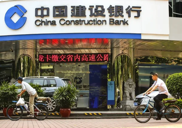 Kerékpárosok Lovagol Múlt Egyik Ága China Építési Bank Ccb Guangzhou — Stock Fotó