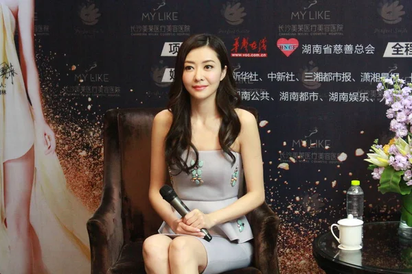 香港モデルや女優リンホン 2015 日の中国中央部湖南省長沙市で口唇口蓋裂変形の中国の最初の援助プログラムの立ち上げイベント中のポーズします — ストック写真