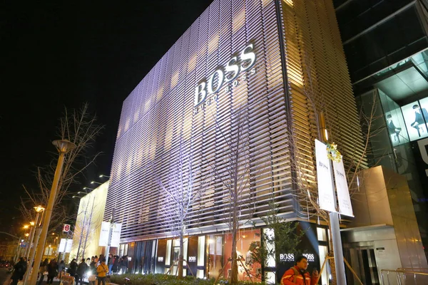 Vista Nocturna Tienda Insignia Hugo Boss Jing Kerry Centre Shanghai — Foto de Stock