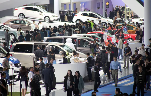 2015年4月22日 在中国上海举行的第十六届上海国际汽车工业展览会 又称2015年上海车展 参观者聚集了赛克汽车的展台 — 图库照片