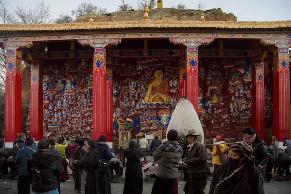Pelgrims Een Bezoek Aan Tempel Heilige Heuvel Chokpori Chakpori Lhasa — Stockfoto
