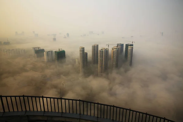 Edifícios Altos São Vagamente Vistos Névoa Pesada Cidade Rizhao Província — Fotografia de Stock