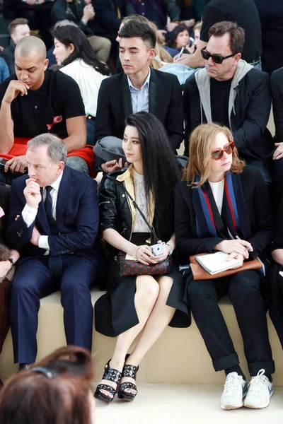 Atriz Chinesa Fan Bingbing Centro Frente Assiste Show Louis Vuitton — Fotografia de Stock