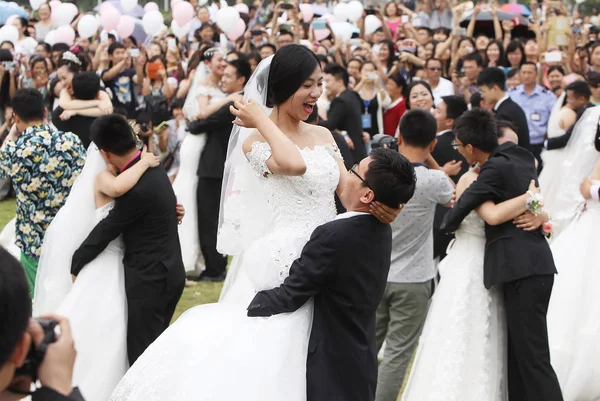 Brautpaare Nehmen Mai 2015 Einer Gruppenhochzeit Für Ehemalige Der Südwestlichen — Stockfoto