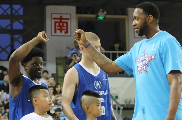 Tracy Mcgrady Mcgrady Allstar Rätt Interagerar Med Sin Lagkamrat Innan — Stockfoto