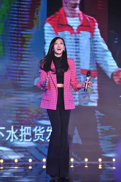 2015年12月17日 韩国女孩团体 的中国歌手兼女演员维多利亚 宋谦在新闻发布会上做出反应 宣传她的新电视剧 美丽的秘密 — 图库照片