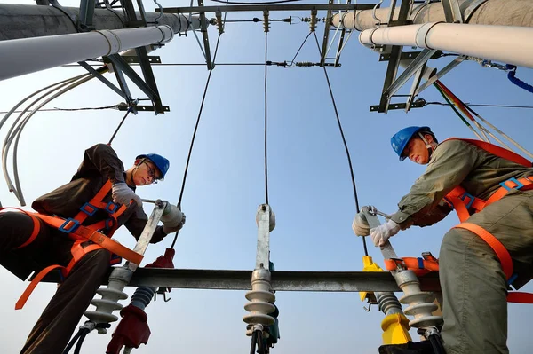 Electricistas Chinos Actualizan Dispositivos Eléctricos Redes Eléctricas Locales Aldea Lianfeng —  Fotos de Stock