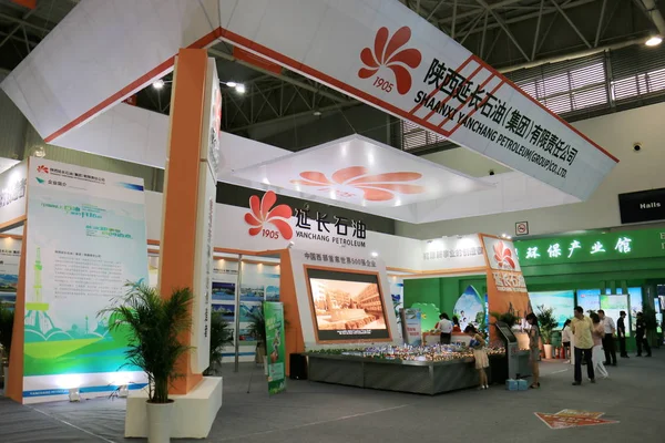 Люди Посещают Стенд Shaanxi Yanchang Petroleum Group Ltd Выставке Городе — стоковое фото