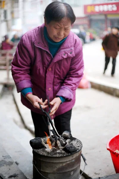 Felesége Kínai Borbély Wang Weimei Felmelegszik Tűz Fogó Egy Kályha — Stock Fotó