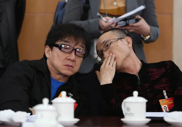 Hong Kong Kungfu Superster Jackie Chan Links Luistert Naar Chinese — Stockfoto