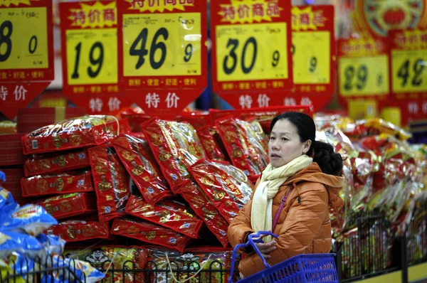 2015 中国東部の安徽省淮北市のスーパーでスナックのお客様のお店 — ストック写真