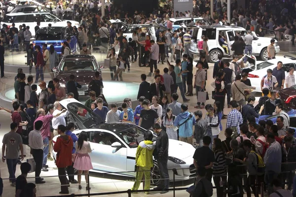 Bezoekers Menigte Stand Van Jaguar Land Rover Tijdens 16E Shanghai — Stockfoto