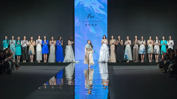 Ontwerper Sun Xuefei Centreren Begroet Gasten Fashion Show Van Fei — Stockfoto