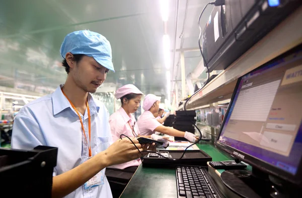 Trabajadores Chinos Ensamblan Productos Digitales Una Planta Ciudad Huaying Provincia —  Fotos de Stock