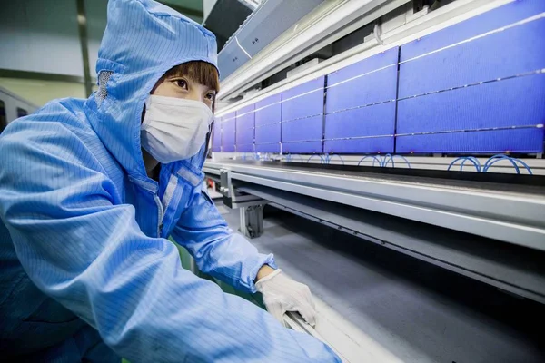 Uma Trabalhadora Chinesa Verifica Células Fotovoltaicas Usadas Para Fazer Painéis — Fotografia de Stock