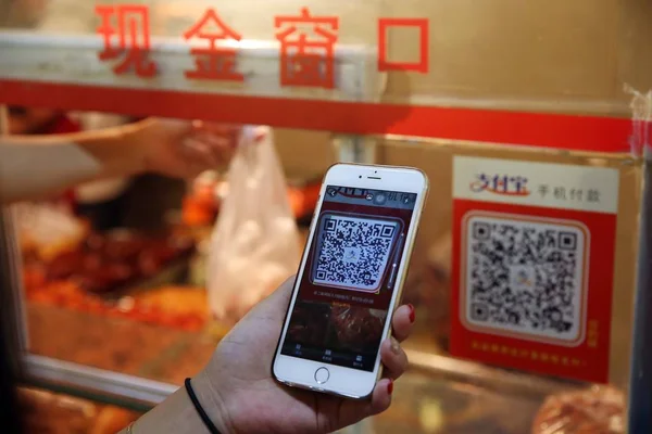 Chinese Customer Scans Code Mobile Payment Service Alipay Alibaba Group — Stock Photo, Image