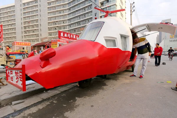 Ingeniero Chino Retirado Yuan Jingying Segundo Derecha Camina Revisa Vehículo — Foto de Stock