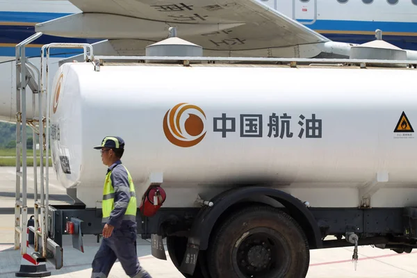 Een Chinese Arbeider Loopt Langs Een Olietank Van China Aviation — Stockfoto